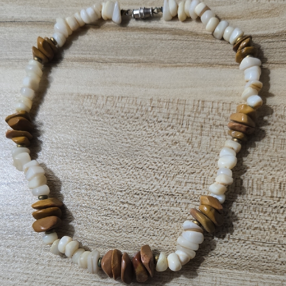 Vintage 70s Cream and Brown Stone Agate Chip Beaded Necklace Choker 💫